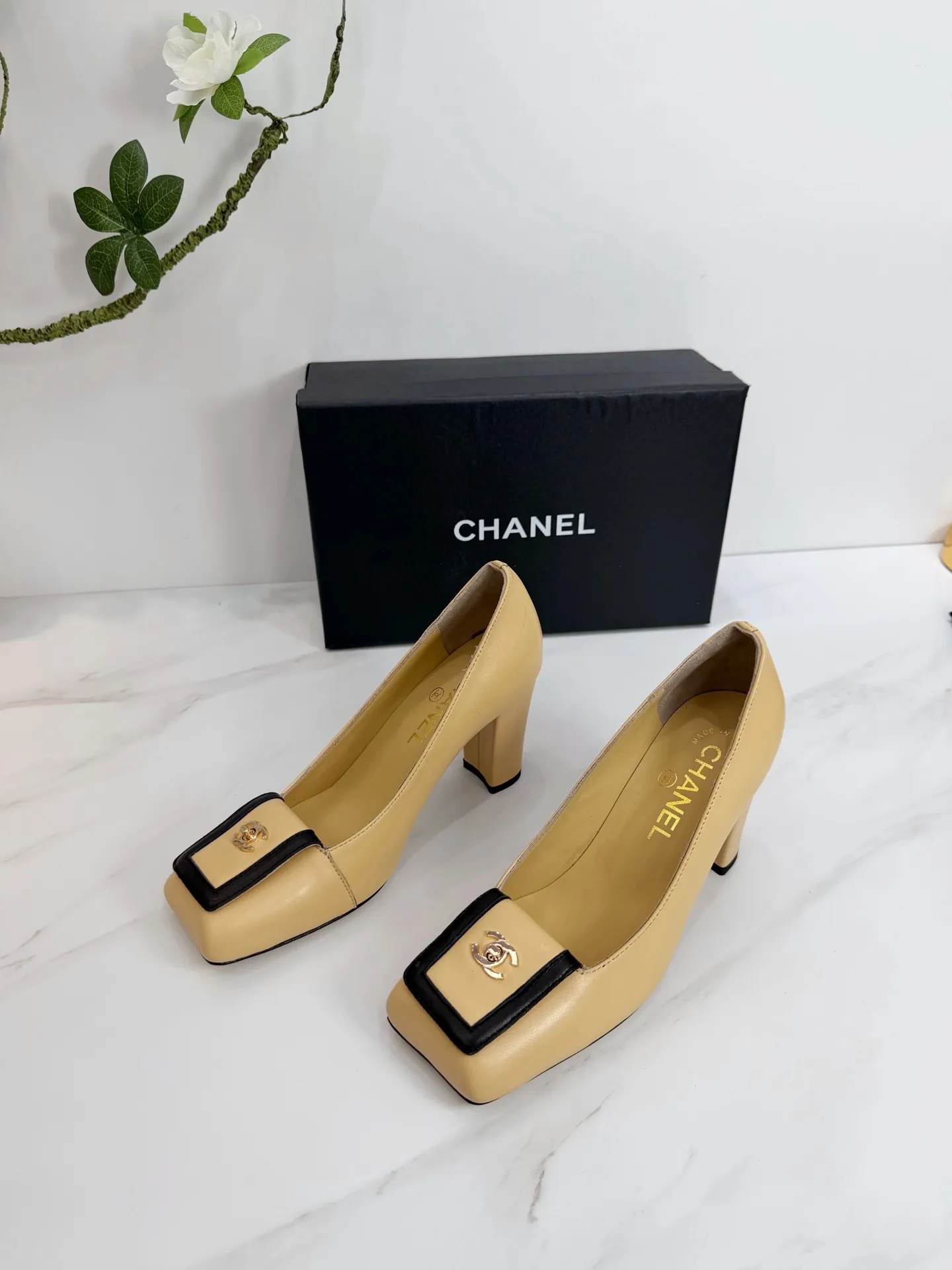 👟👟Ex-factory price 560👟👟 CHANEL 2026 Autumn Martin Boots Single Shoes Sandals Slippers Latest ❤ European Purchasing Agency & Fragrant Grandma’s New Fashion Latest Page 🔛 Small fragrant Martin boots that exude lasting charm ~ The original development supports any comparison in the market 🆚 The so-called smooth and natural lines can restore the original appearance. Many stars have recommended it One of the must-have items in spring. Super comfortable on the feet, really fragrant series... 💝💝💝 1⃣️Fabric: Imported Yangjing 2⃣️Inner: Imported sheepskin 3⃣️Outsole: Imported Italian original original color genuine leather outsole Heel height 8.0 4⃣️Code number: 35 to 39 (customized at 40.41)